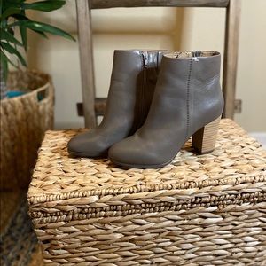 Taupe/Gray Leather Ankle Booties by Vionic sz 6.5